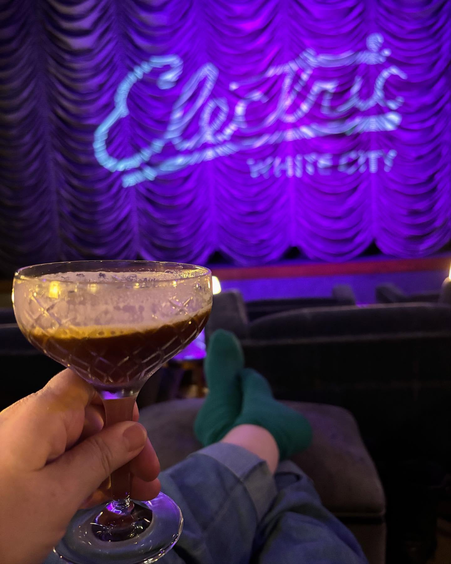 Så skal de ny briller prøvekøres. Det bliver gjort med stil 😎